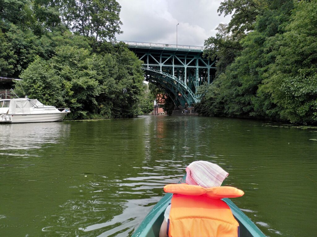 Eine ältere Brücke über den Ausläufer eines Sees