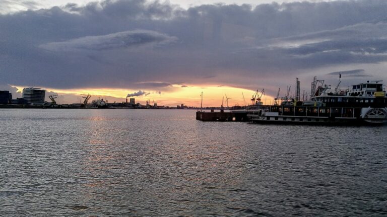 Sonnenuntergang über dem Fluss